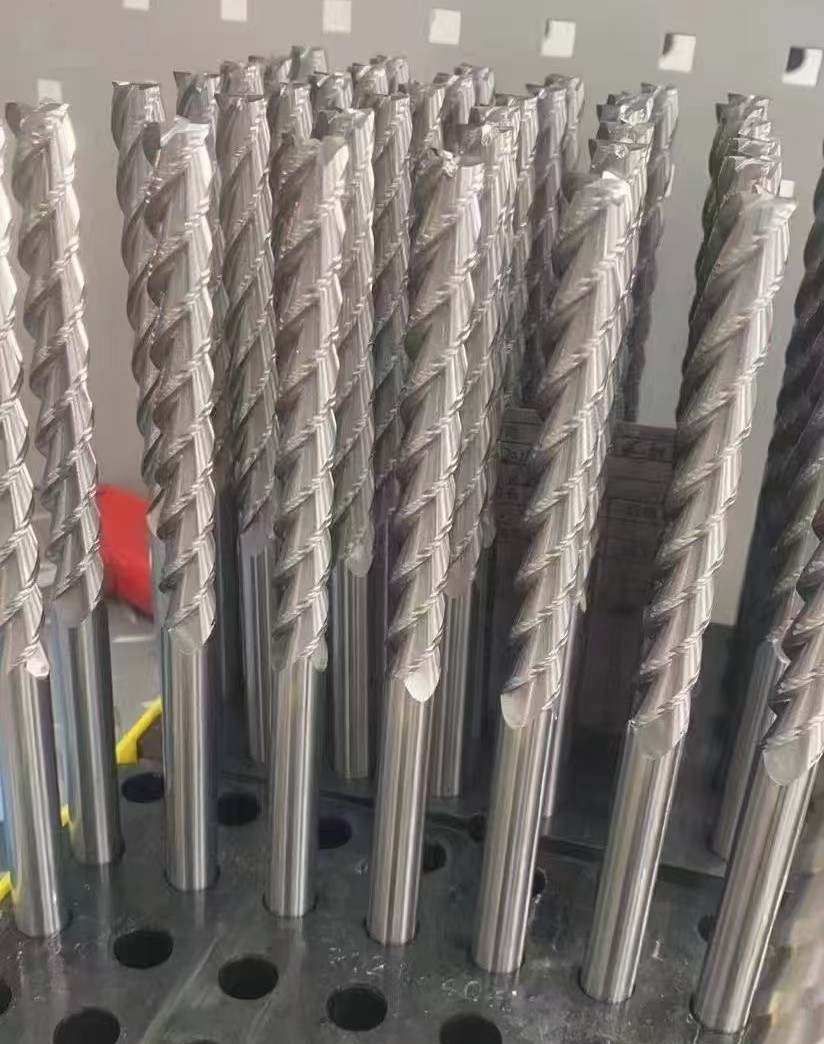 Грубови и довършителни крайни мелници